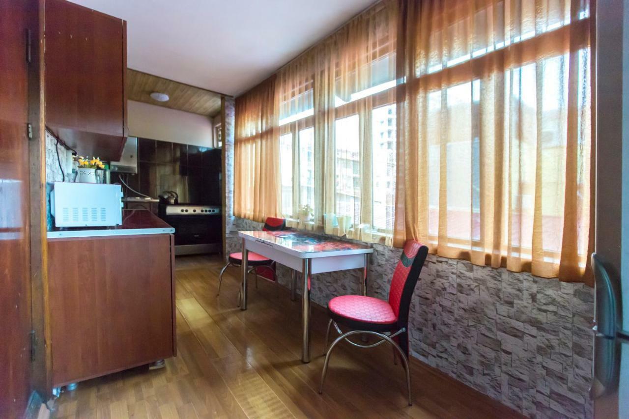 Квартира У Бульвара 1 Batumi Esterno foto